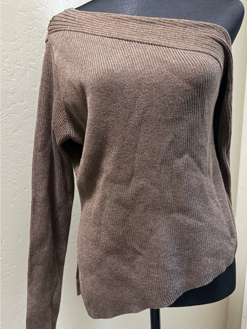 Off-the-Shoulder Ribbed Brown Sweater - Picture 4 of 6